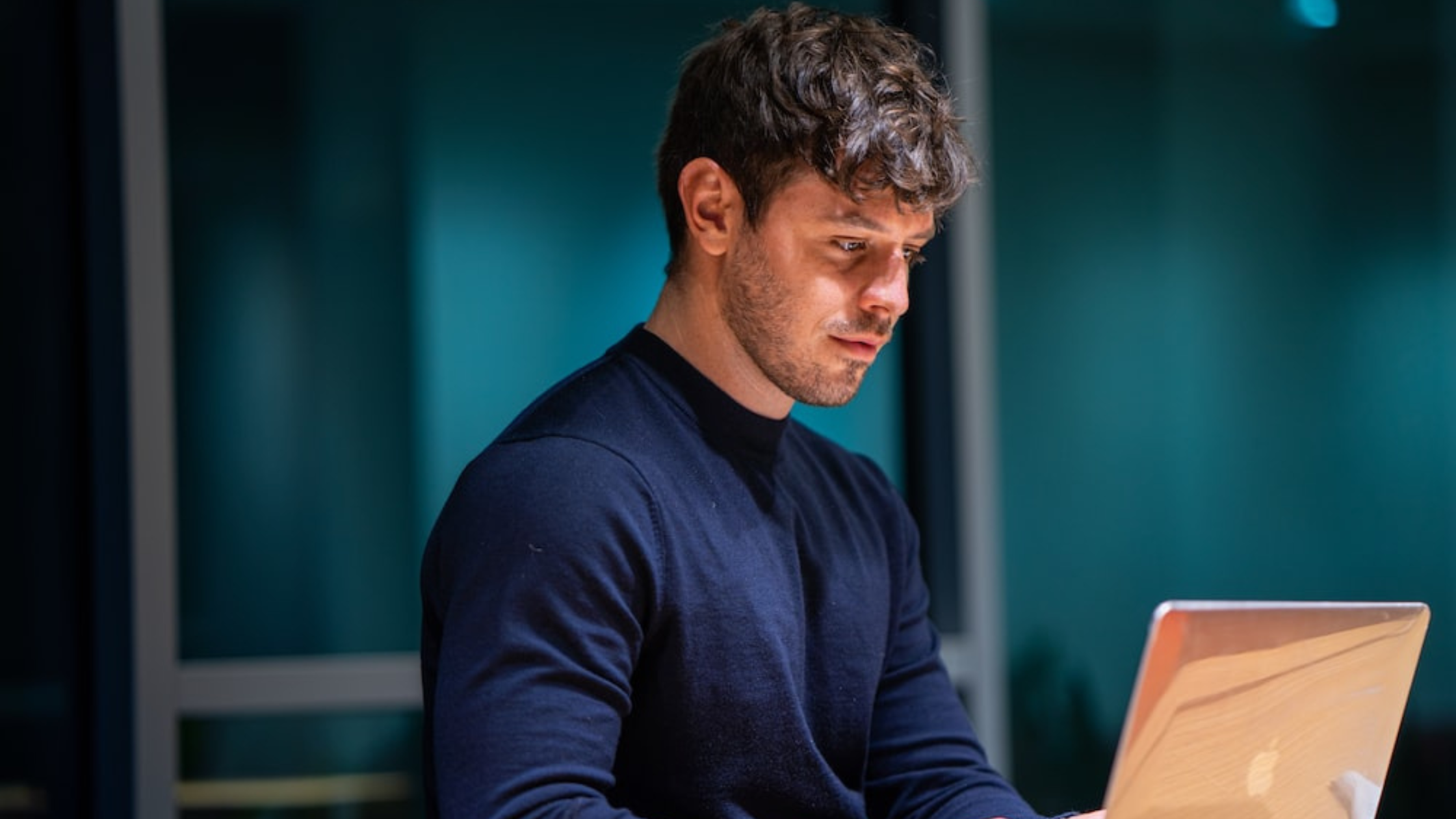 jacky-prius-on-his-computer-writting-reviews-for-govideoprojector jacky-prius-on-his-computer-writting-reviews-for-govideoprojector